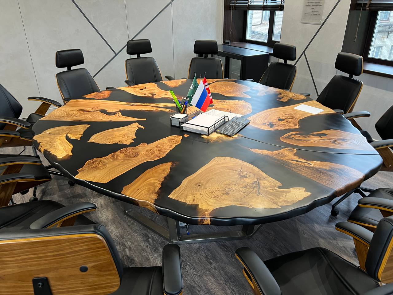 Большой 2500мм Стол из массива карагача со смолой