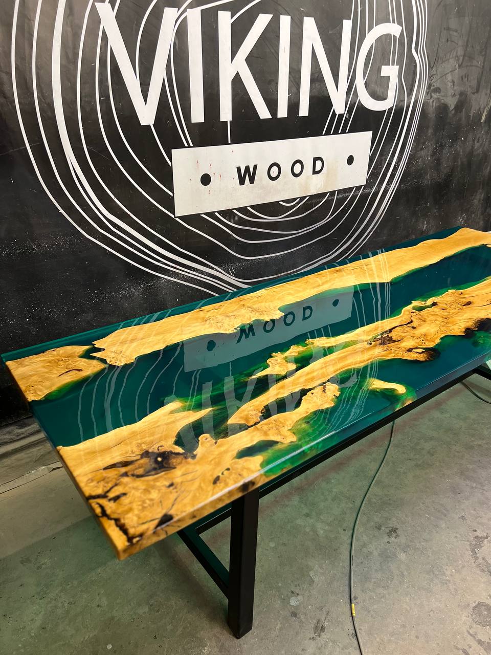 Обеденный стол из капового граба с заливкой 7