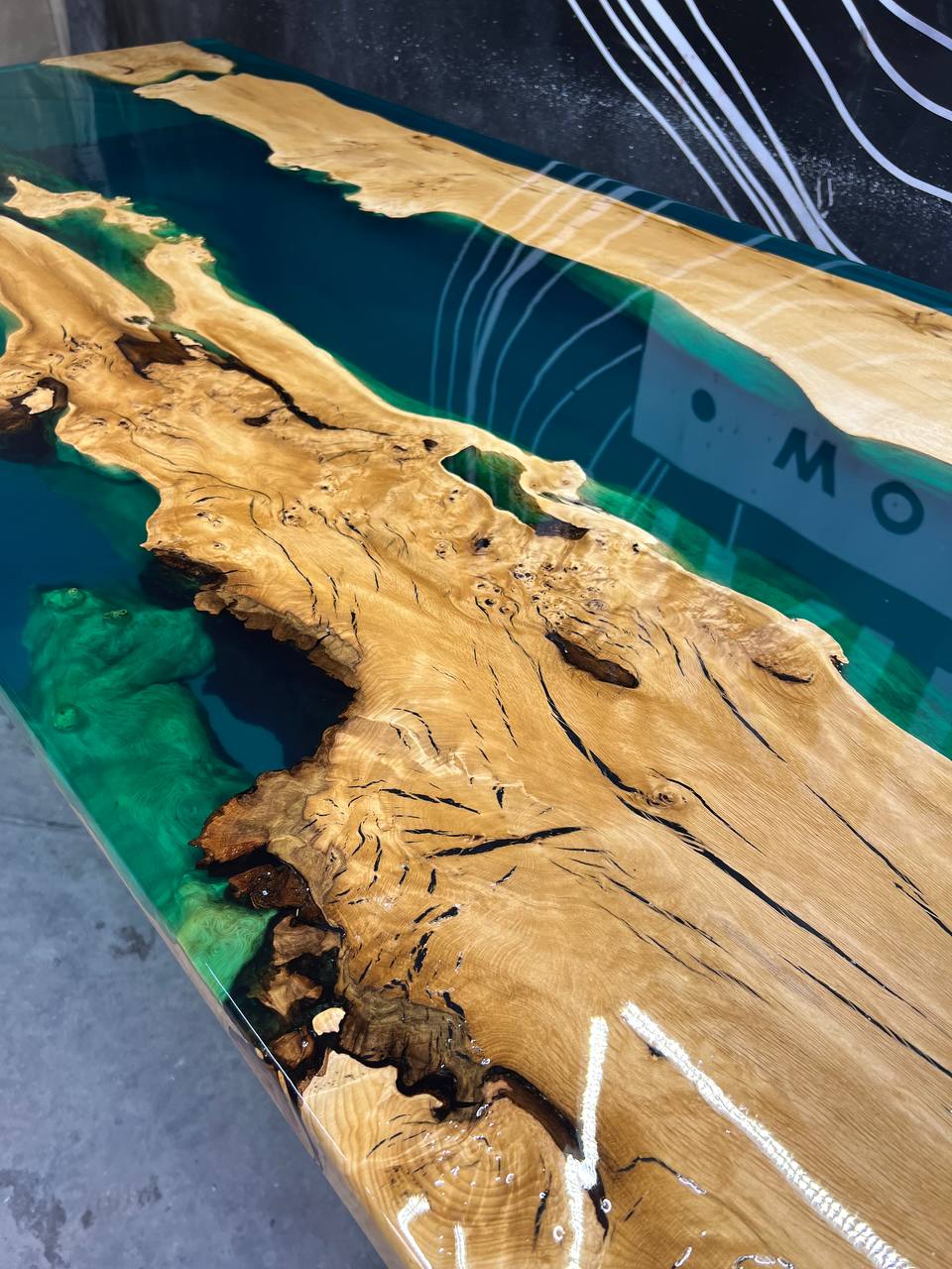 Обеденный стол из капового граба с заливкой 8