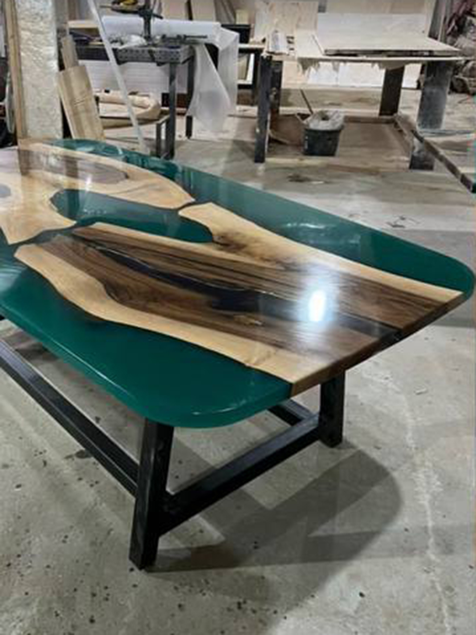 Стол из грецкого ореха со смолой