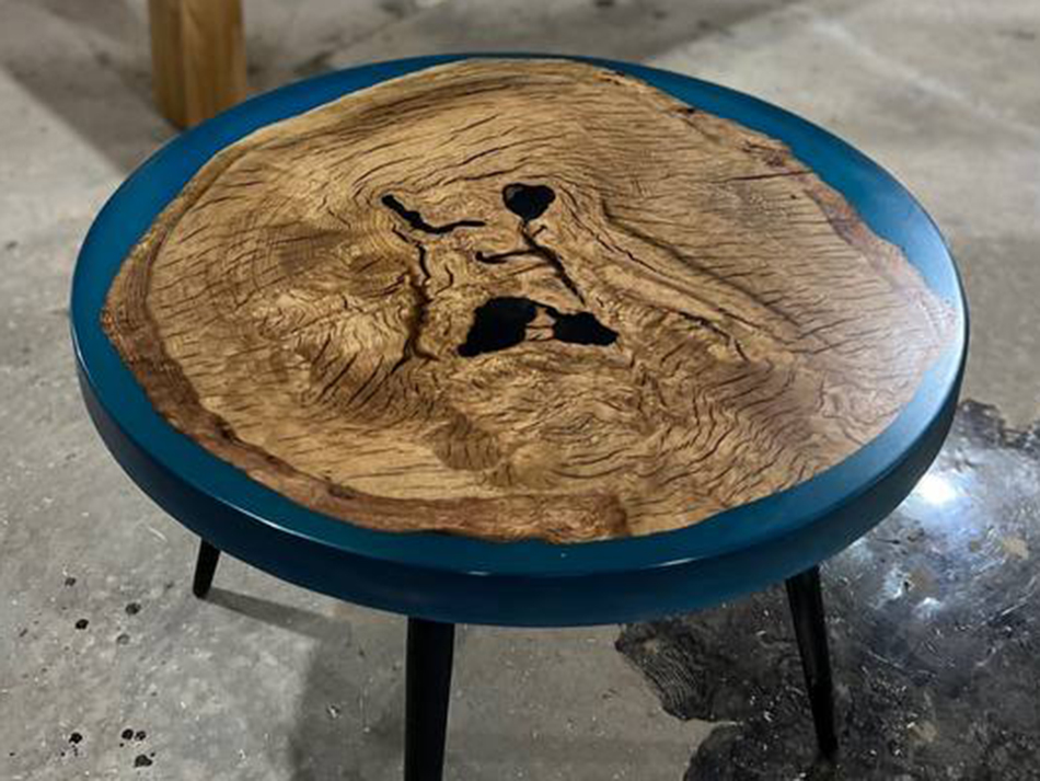 Журнальный стол из дуба со смолой