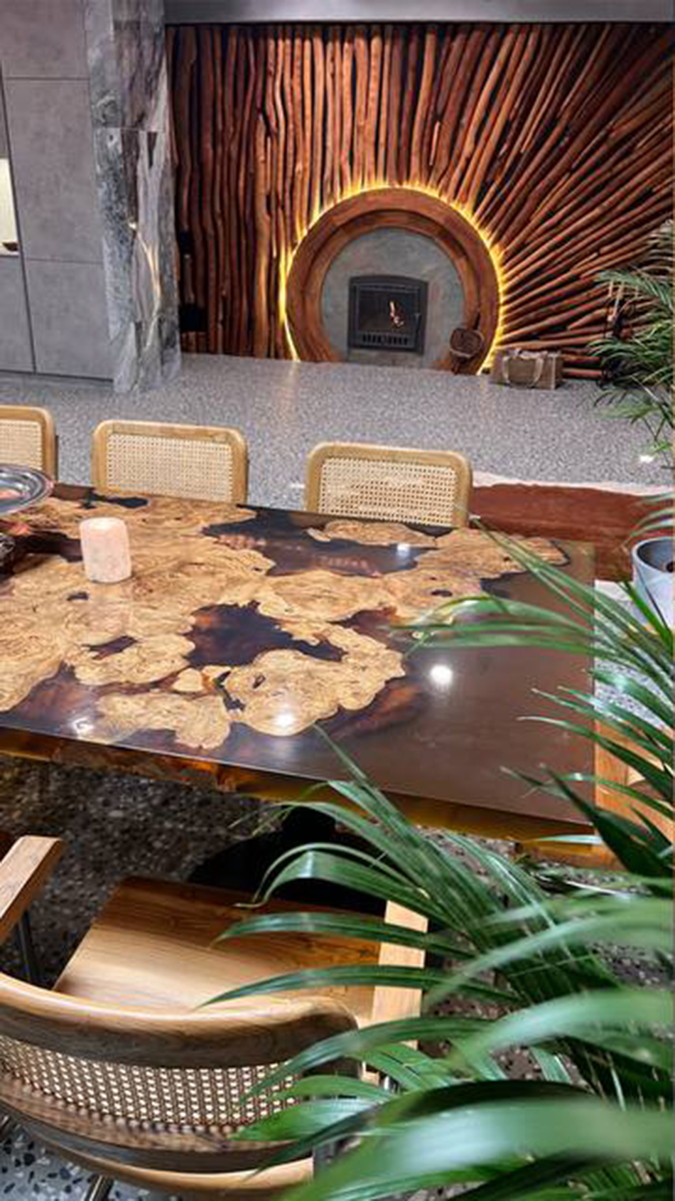 Комплект: стол из лиственницы со скамейками + стол из скального дуба + стены и люстра из столбов карагача 10