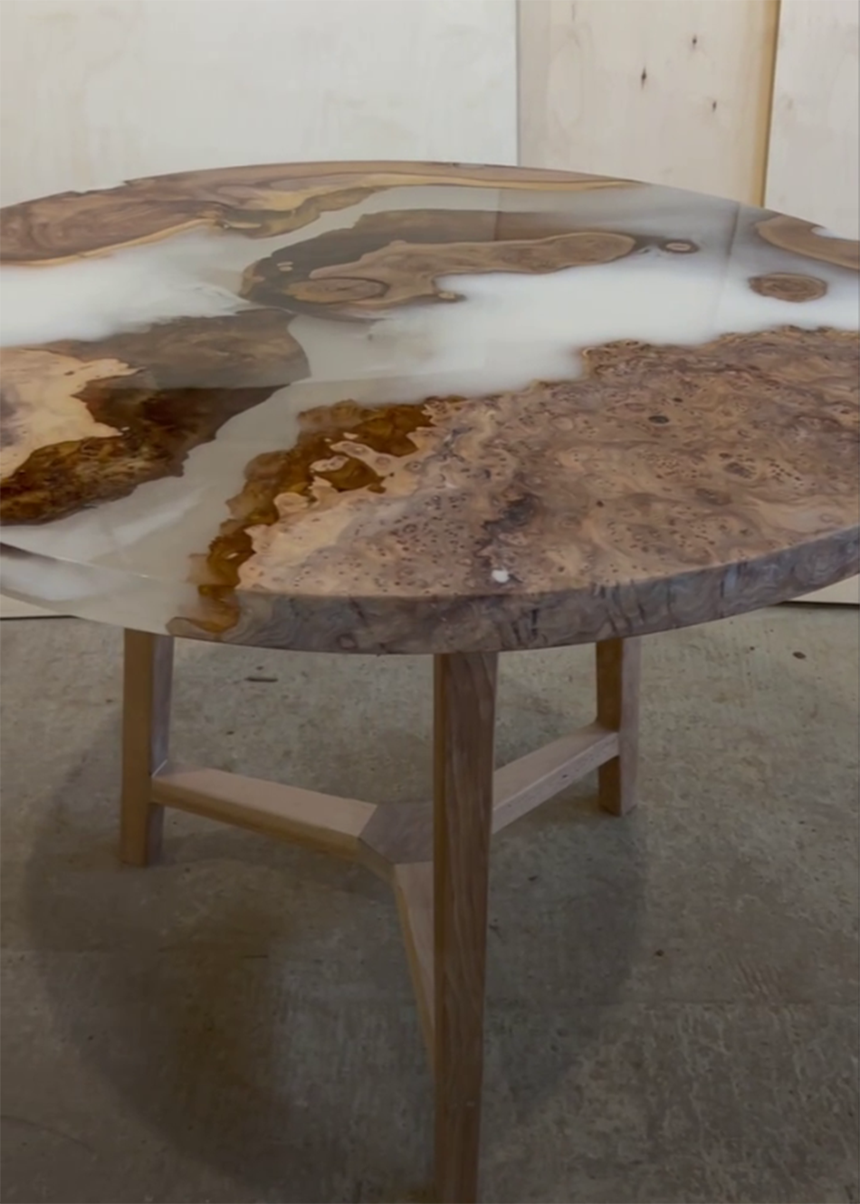 Стол из карагача с эффектом белого дыма 2