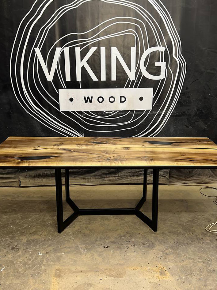 Стол из массива грецкого ореха с полимером 7