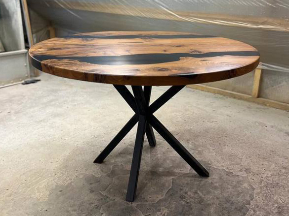 Обеденный стол из капового карагача с черной смолой