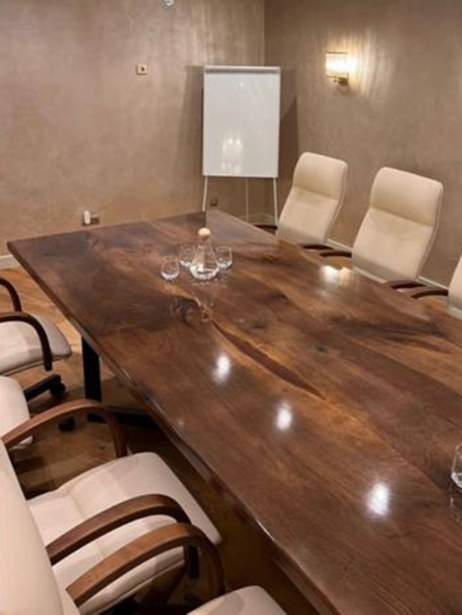 Стол для переговорной из грецкого ореха