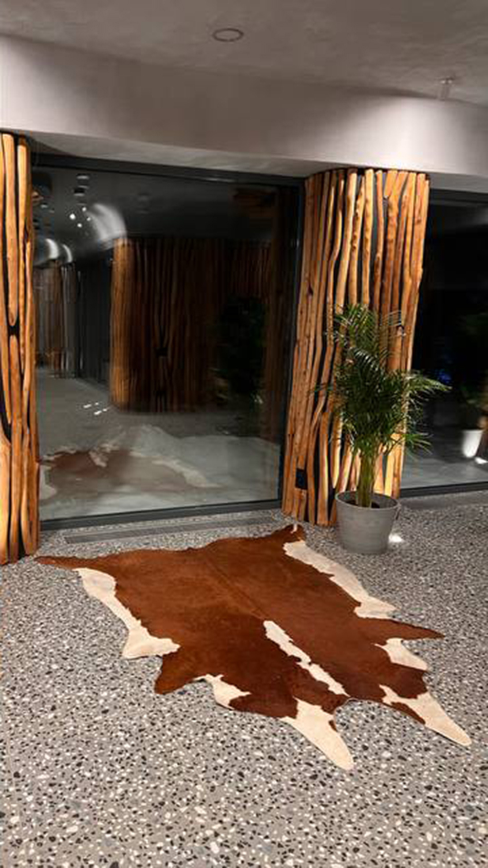 Комплект: стол из лиственницы со скамейками + стол из скального дуба + стены и люстра из столбов карагача 18