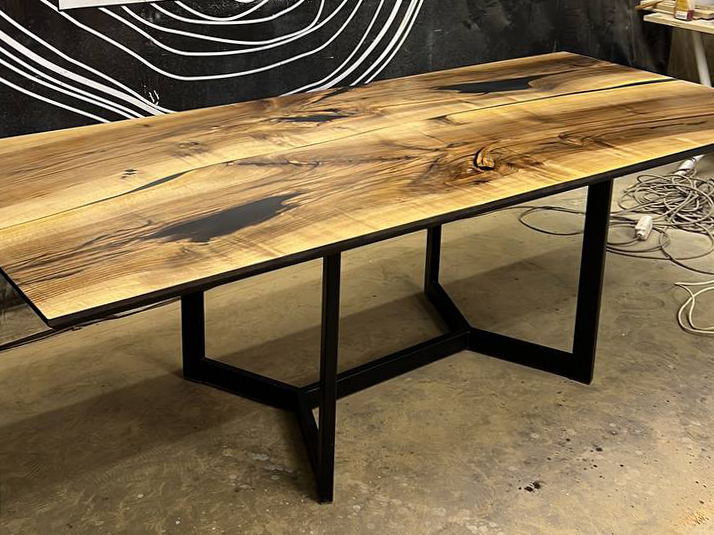 Стол из массива грецкого ореха с полимером 5