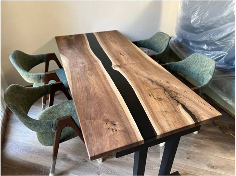 Стол из грецкого ореха с тонированной черной смолой 4