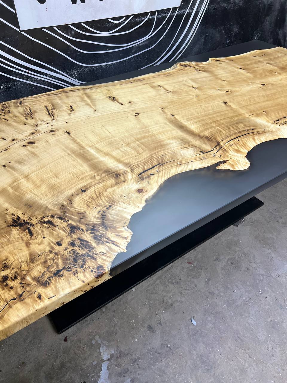 Cтол из капового горного тополя со смолой 8