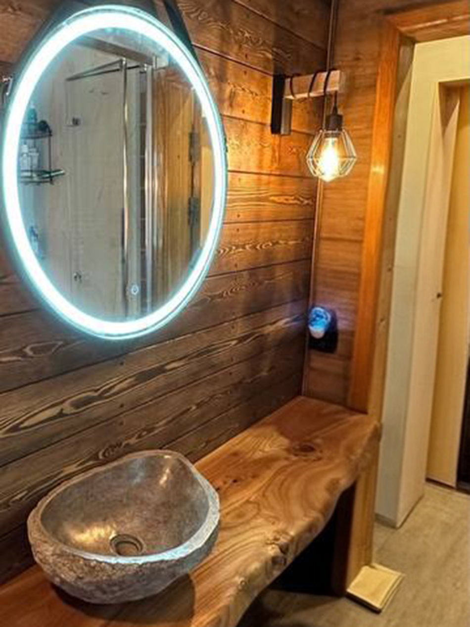 Столешница из азиатского карагача с раковиной из речного камня 2