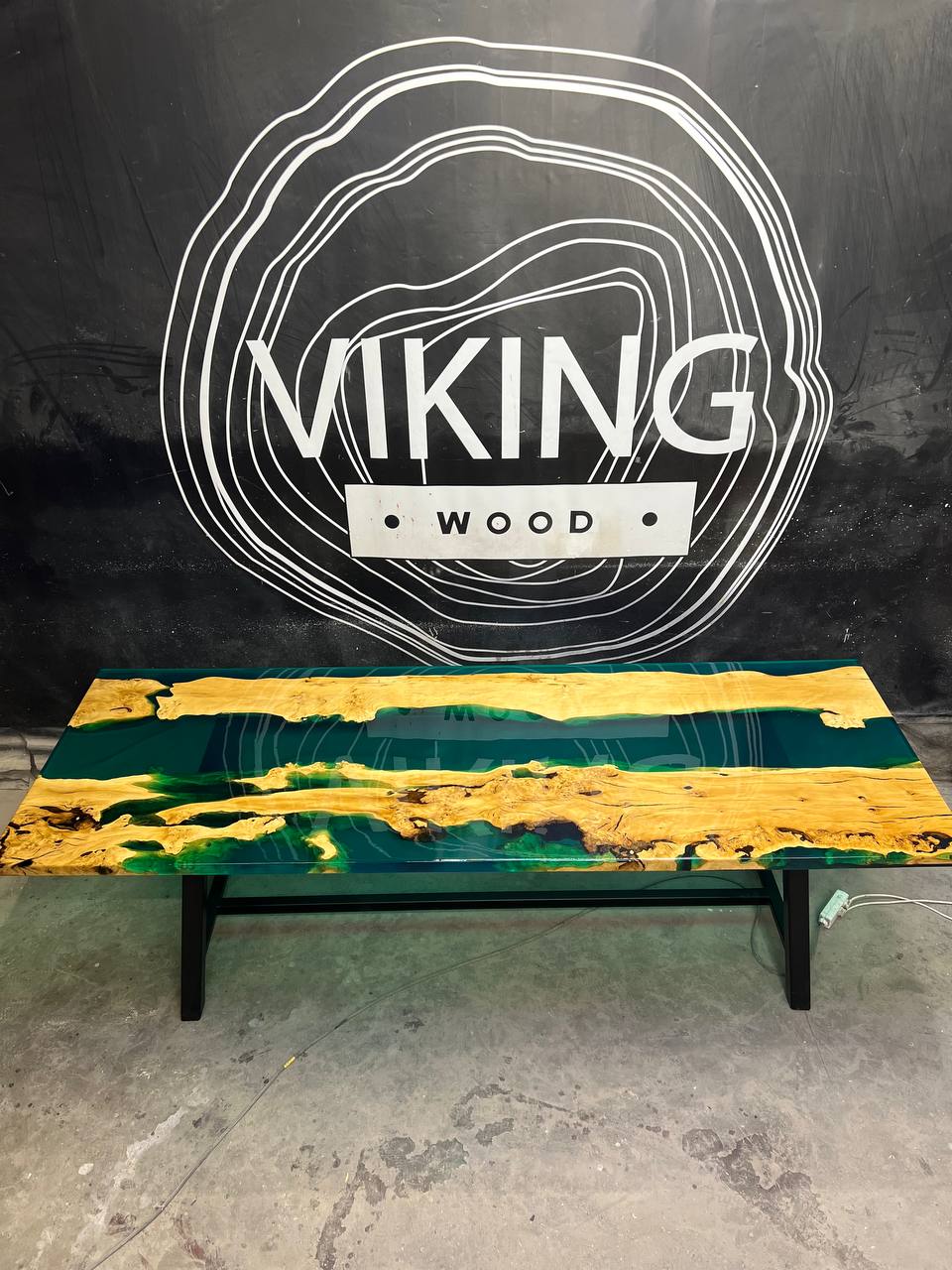 Обеденный стол из капового граба с заливкой