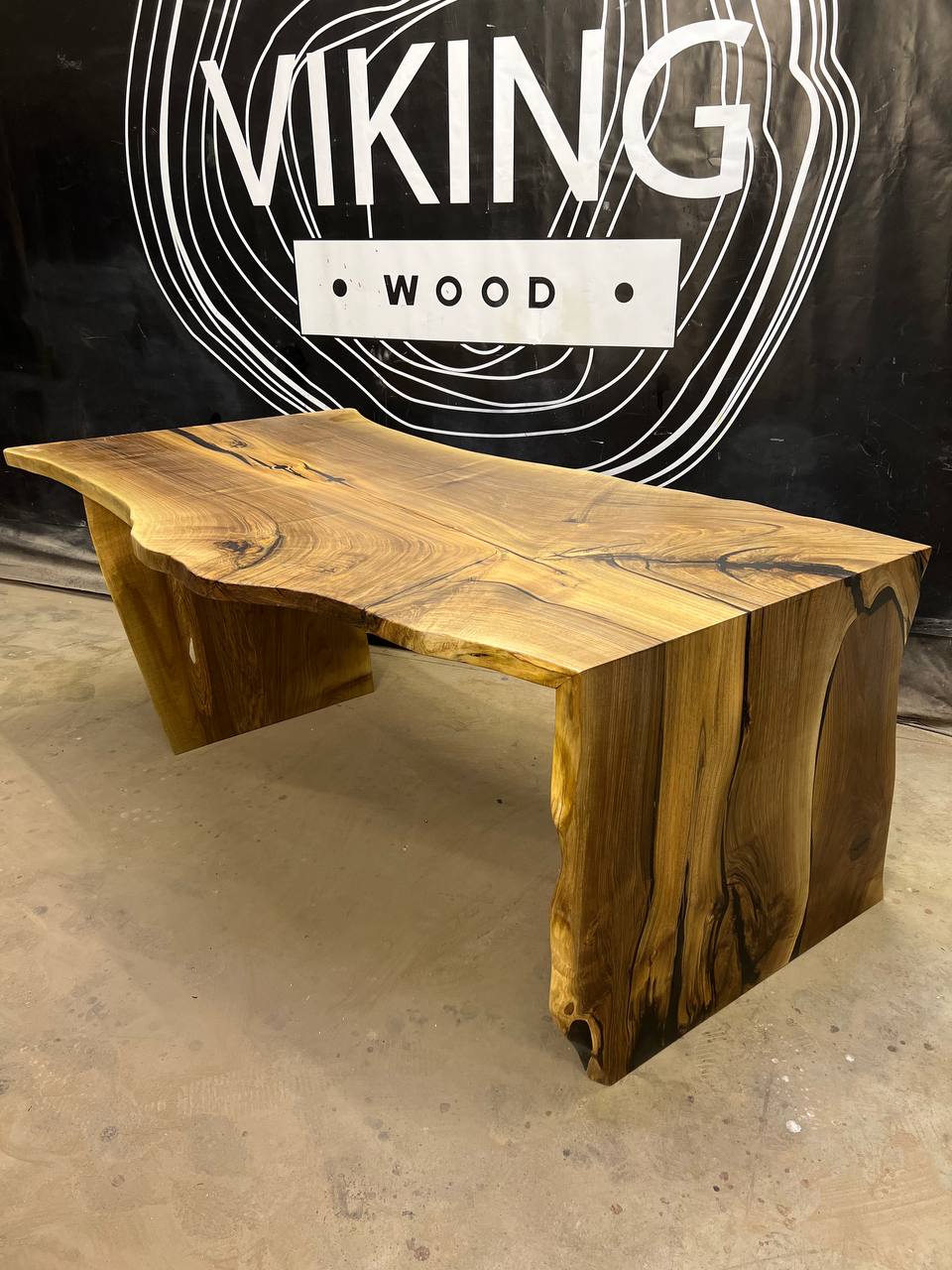 Стол из цельного слэба грецкого ореха 2