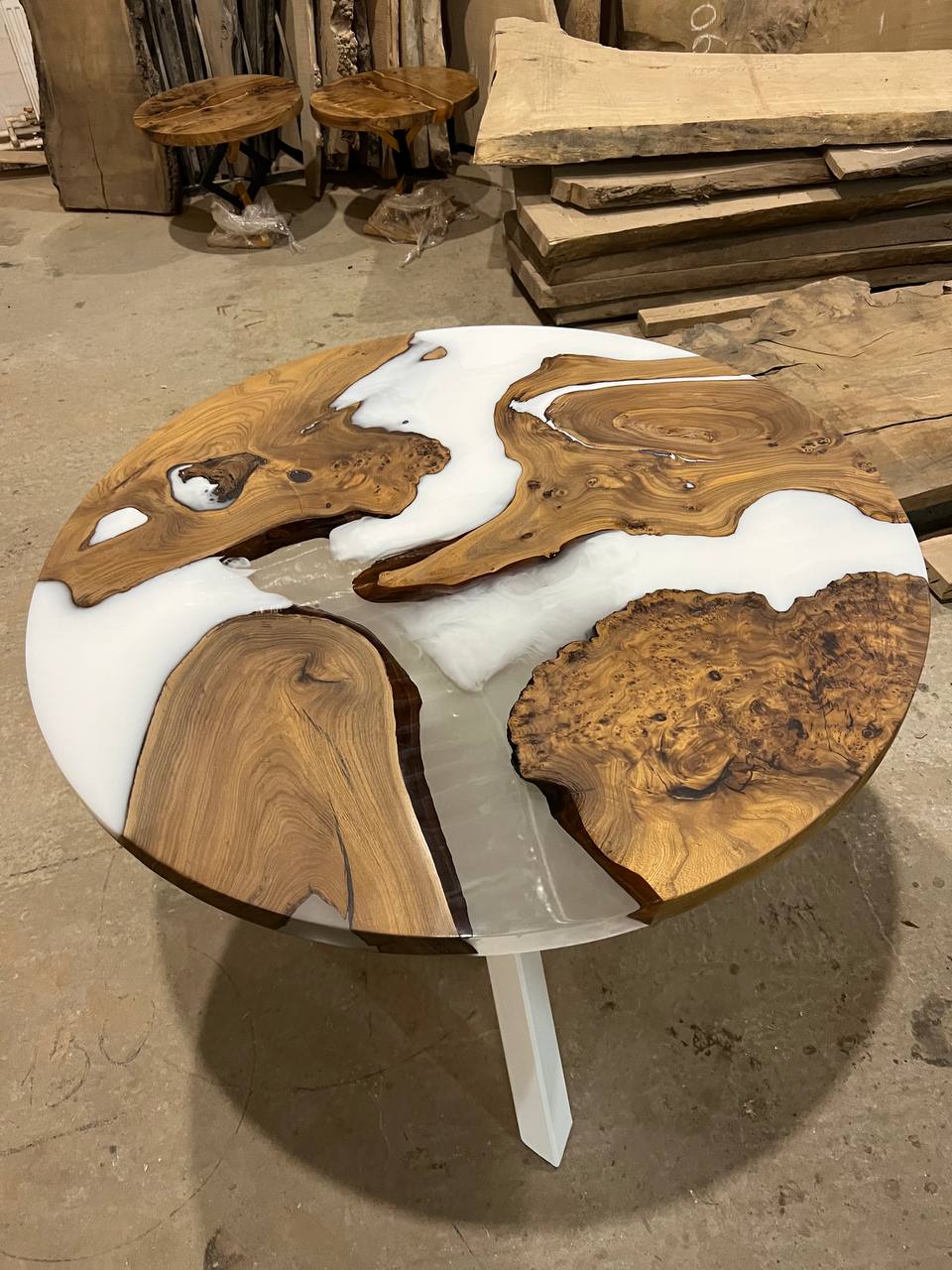 Стол из карагача со смолой 4