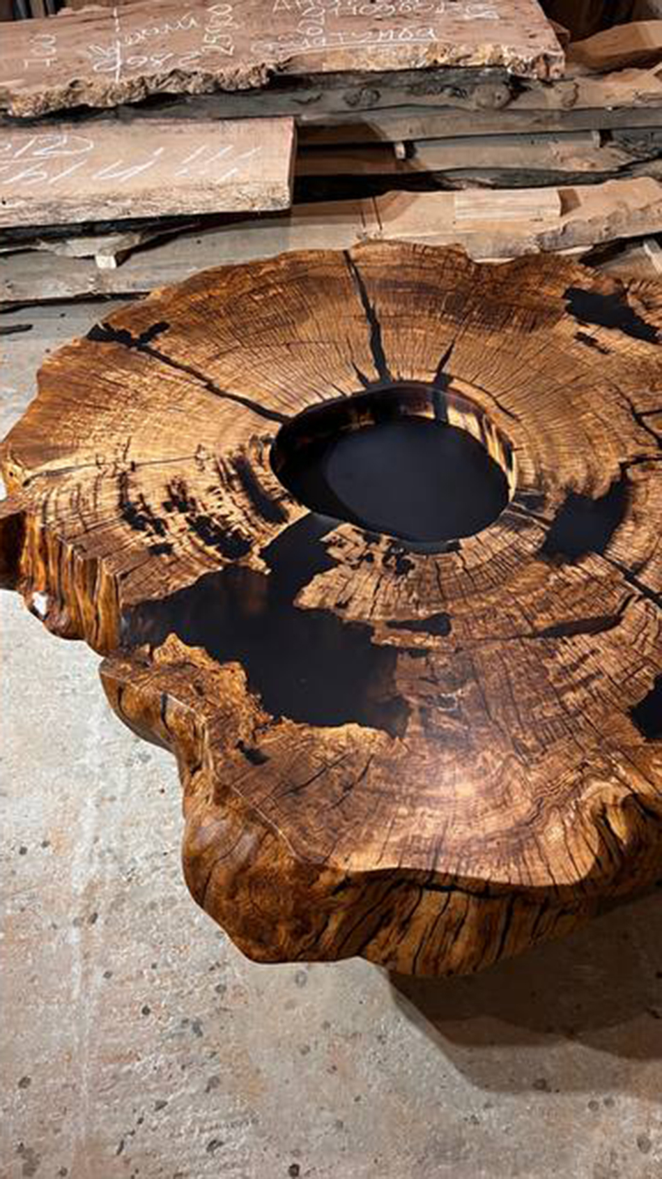 Журнальный стол из многовекового спила дуба с живыми краями