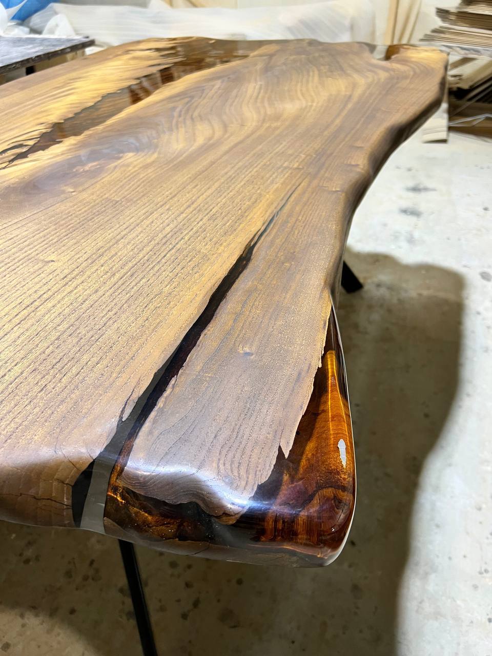 Большой стол с медовой заливкой и живым краем 3