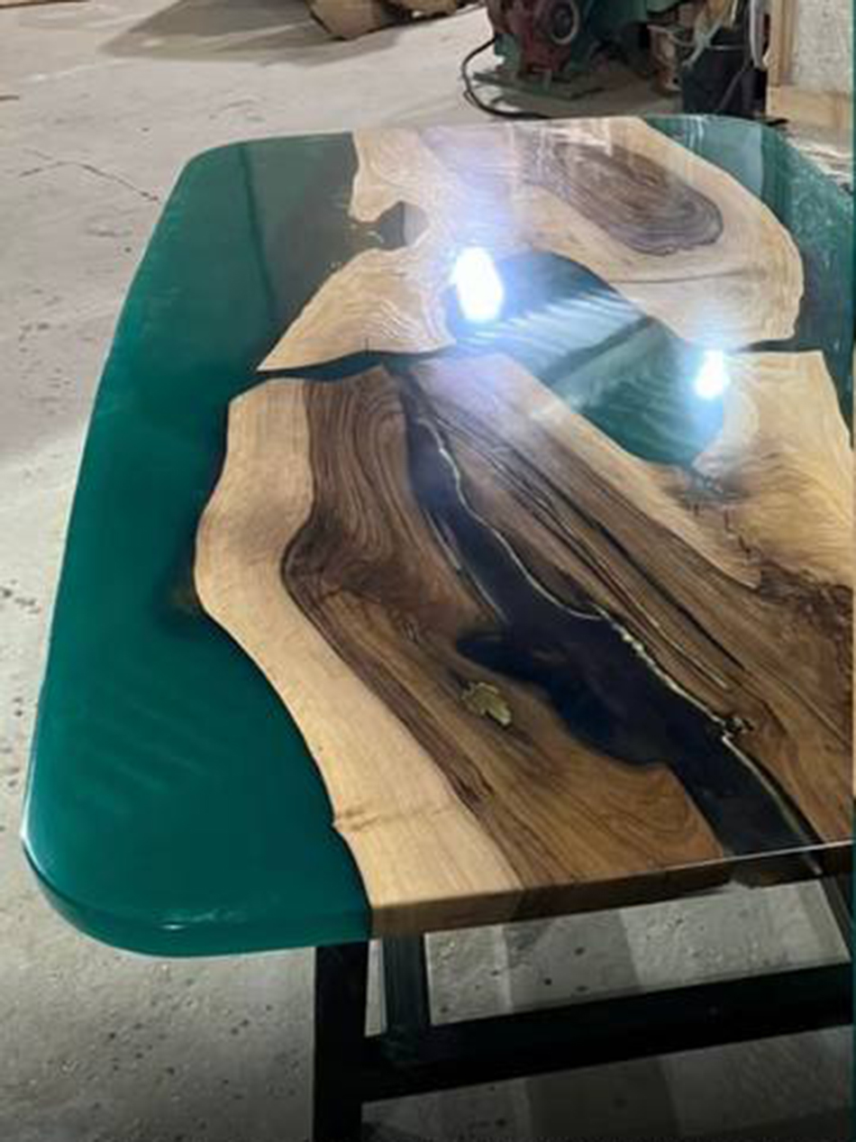 Стол из грецкого ореха со смолой 3