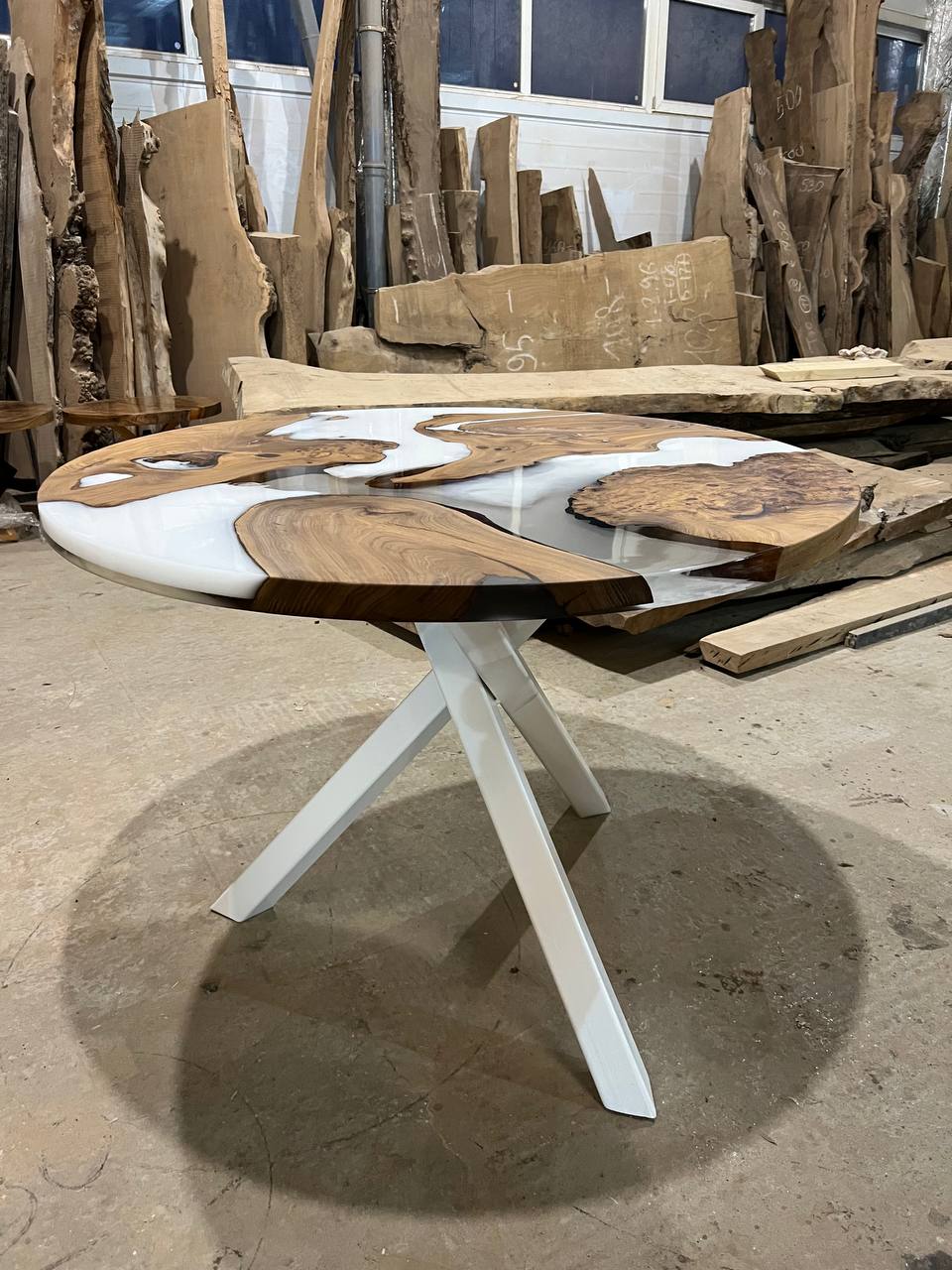 Стол из карагача со смолой