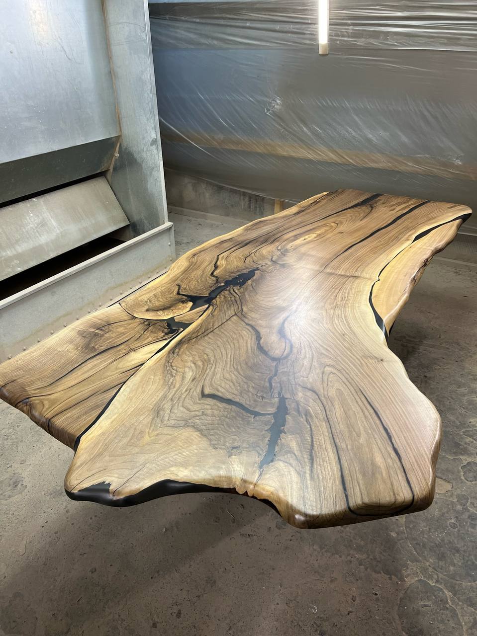 Стол из слэба грецкого ореха