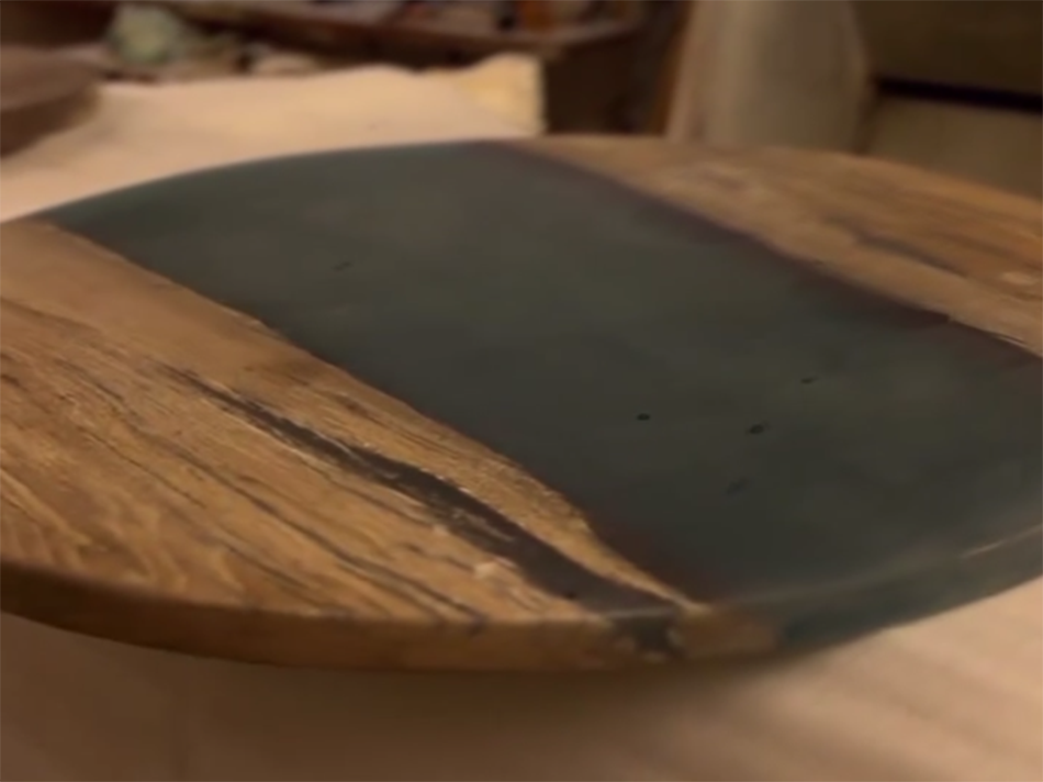 Столешница со смолой по центру