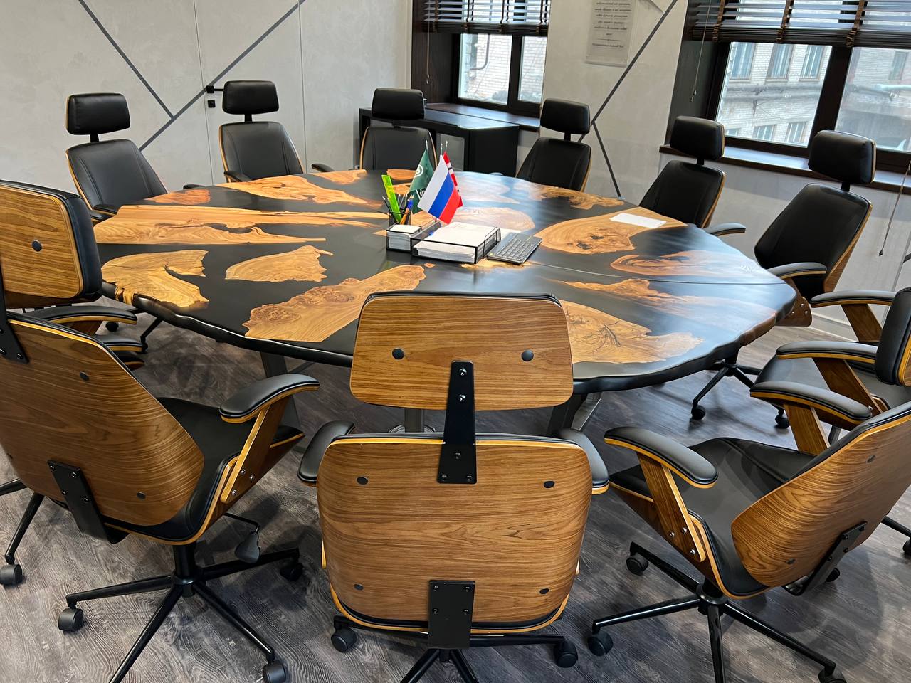 Большой 2500мм Стол из массива карагача со смолой