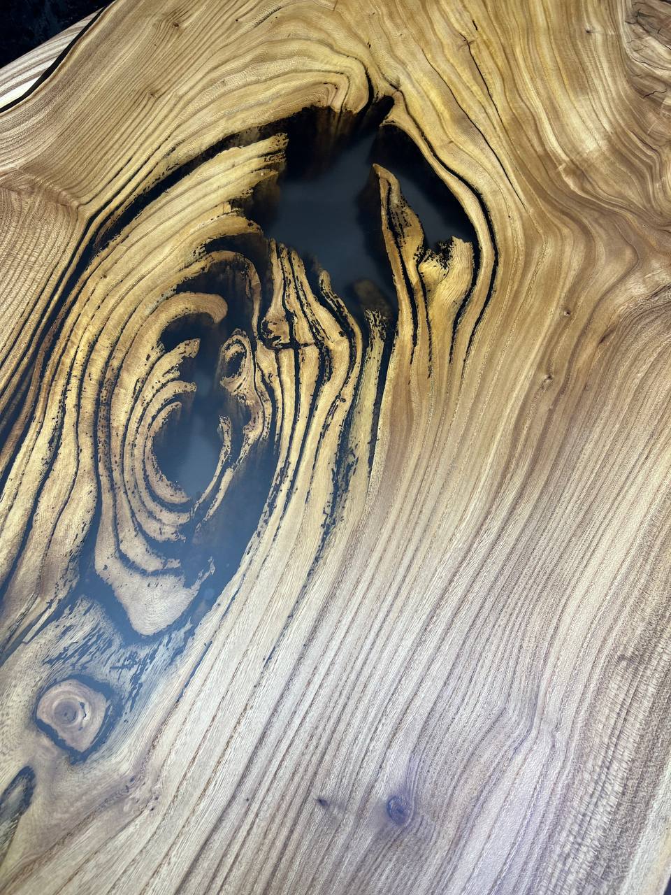 Стол из массива карагача