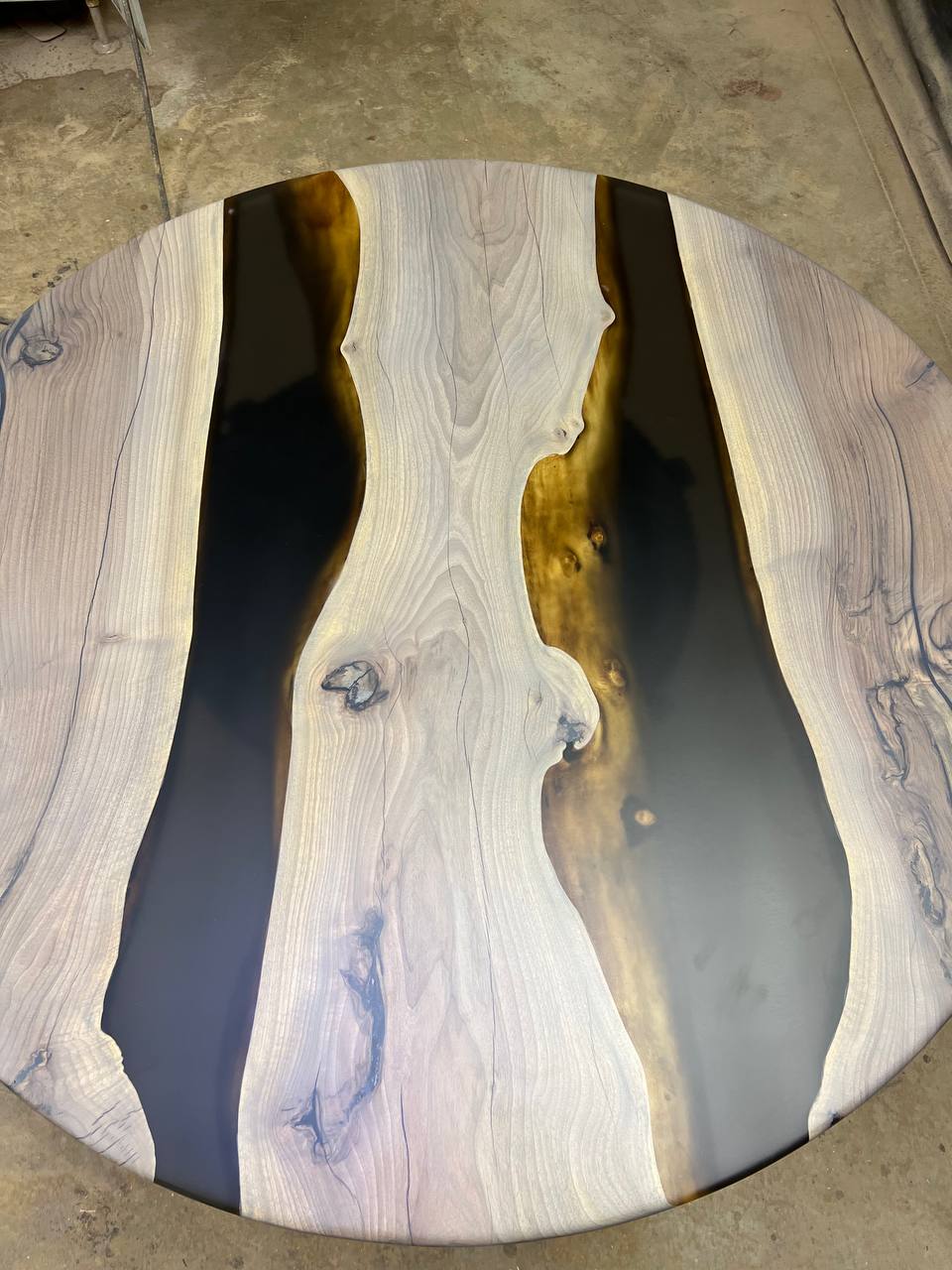 Комплект столов «Семейка» из массива грецкого ореха и полимера 3