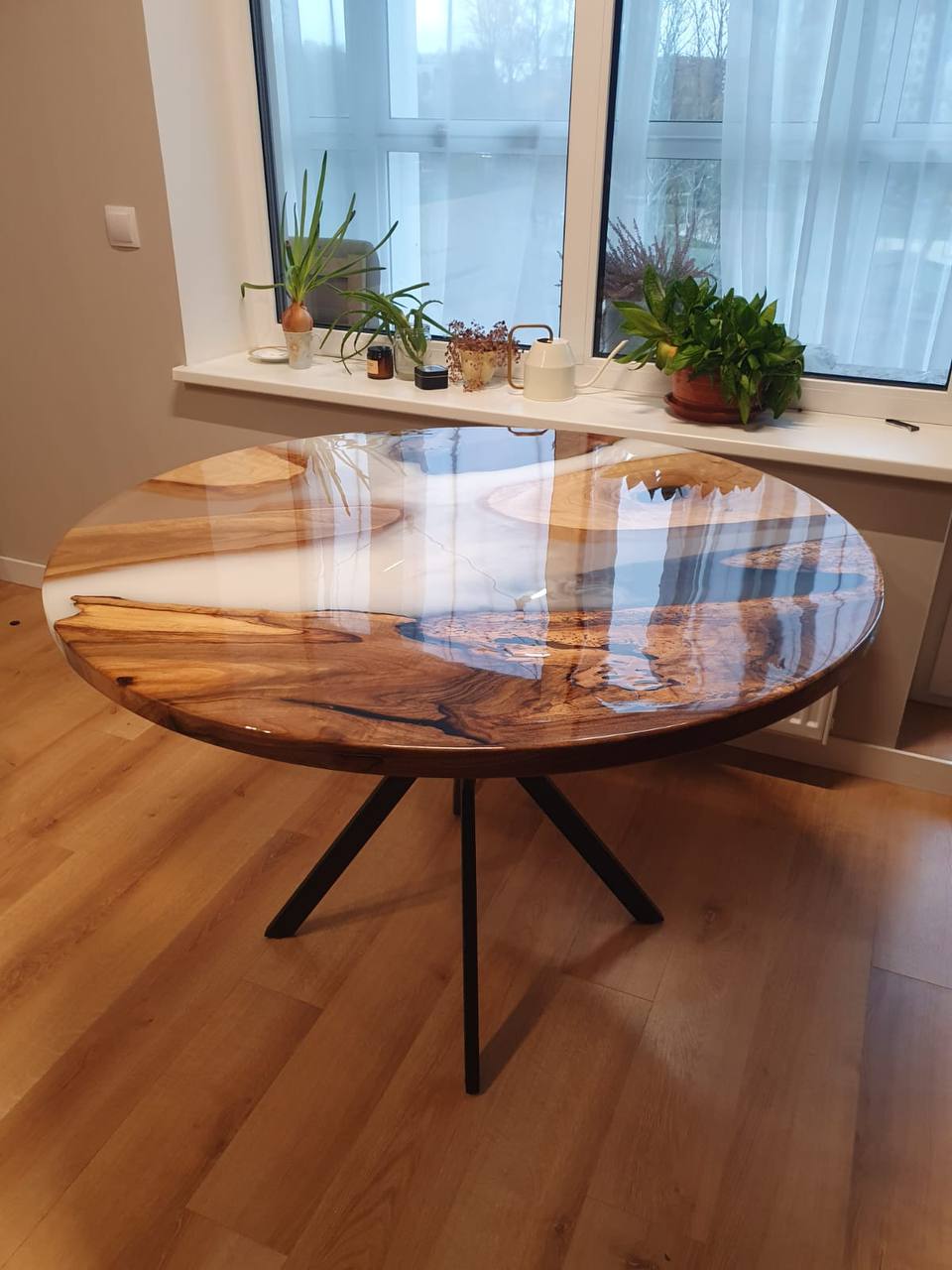 Столешница из ореха со смолой с эффектом белого дыма, покрытие глянцевый лак 3