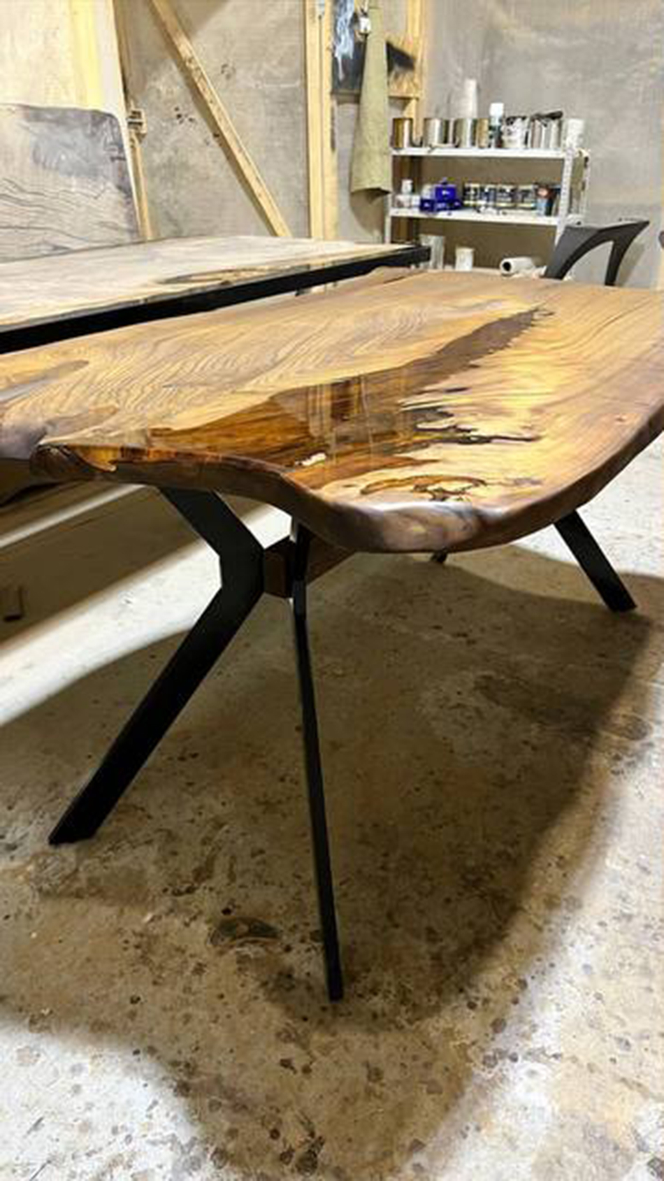 Большой стол с медовой заливкой и живым краем 4