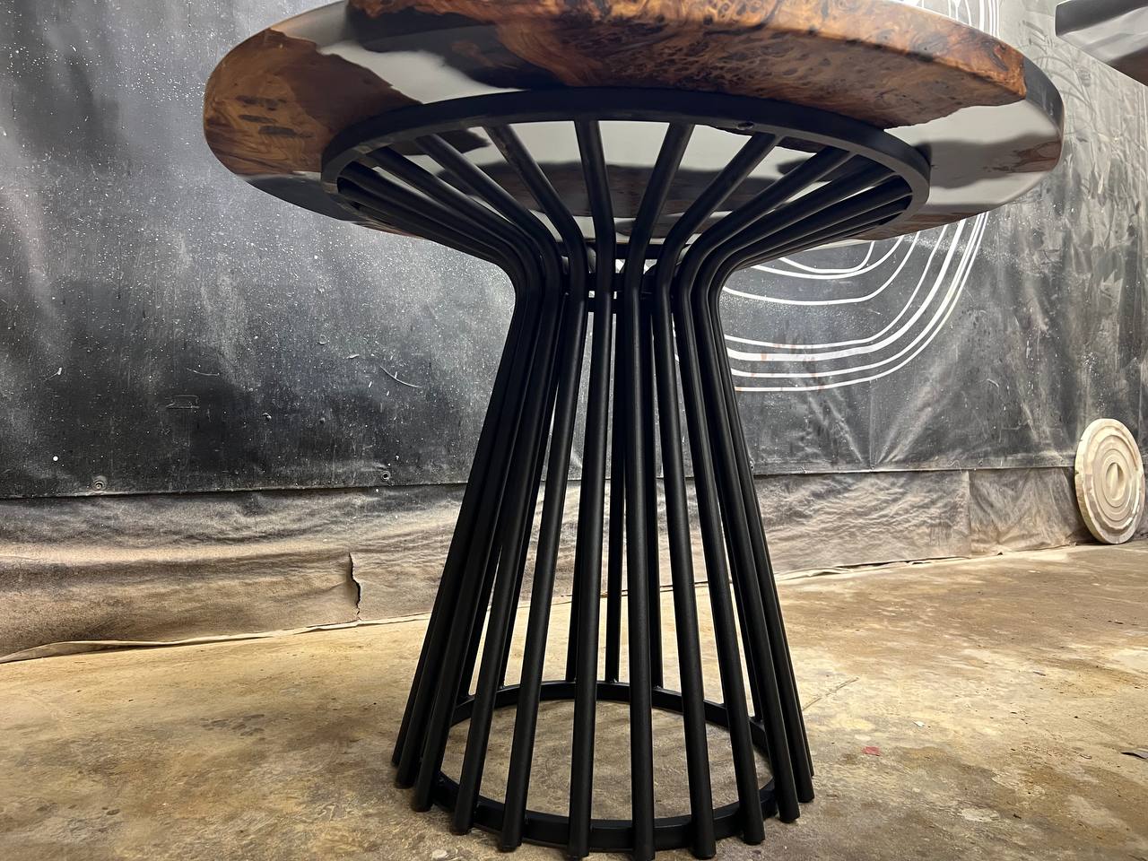 Журнальный столик из капового азиатского карагача со смолой