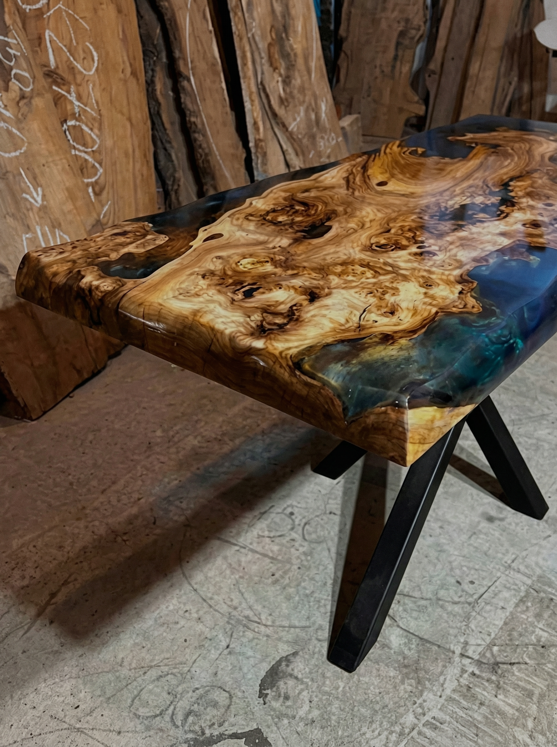 Стол из дикого скального азиатского карагача