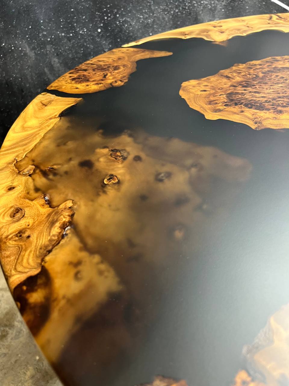 Журнальный столик из капового азиатского карагача со смолой