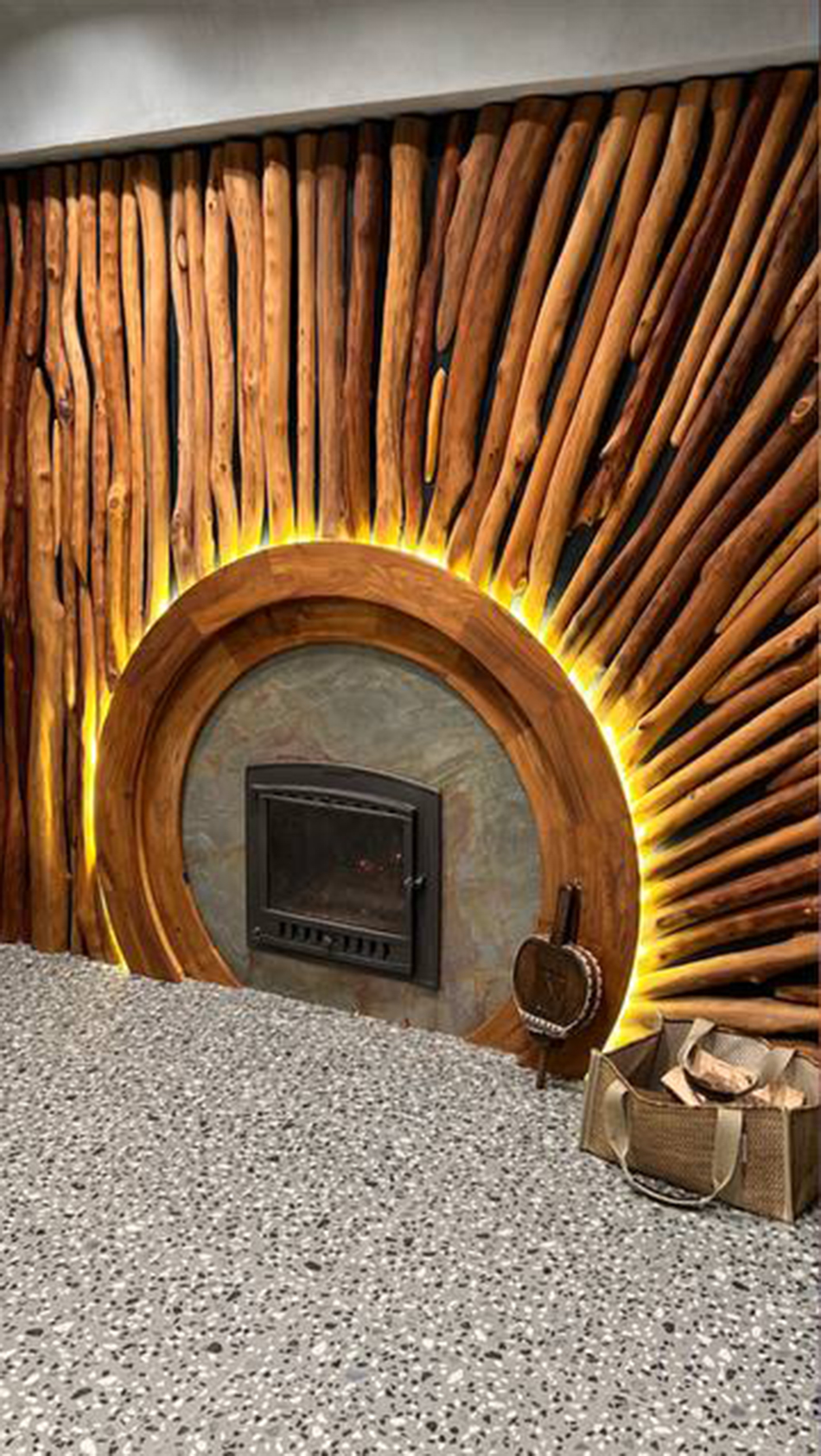 Комплект: стол из лиственницы со скамейками + стол из скального дуба + стены и люстра из столбов карагача