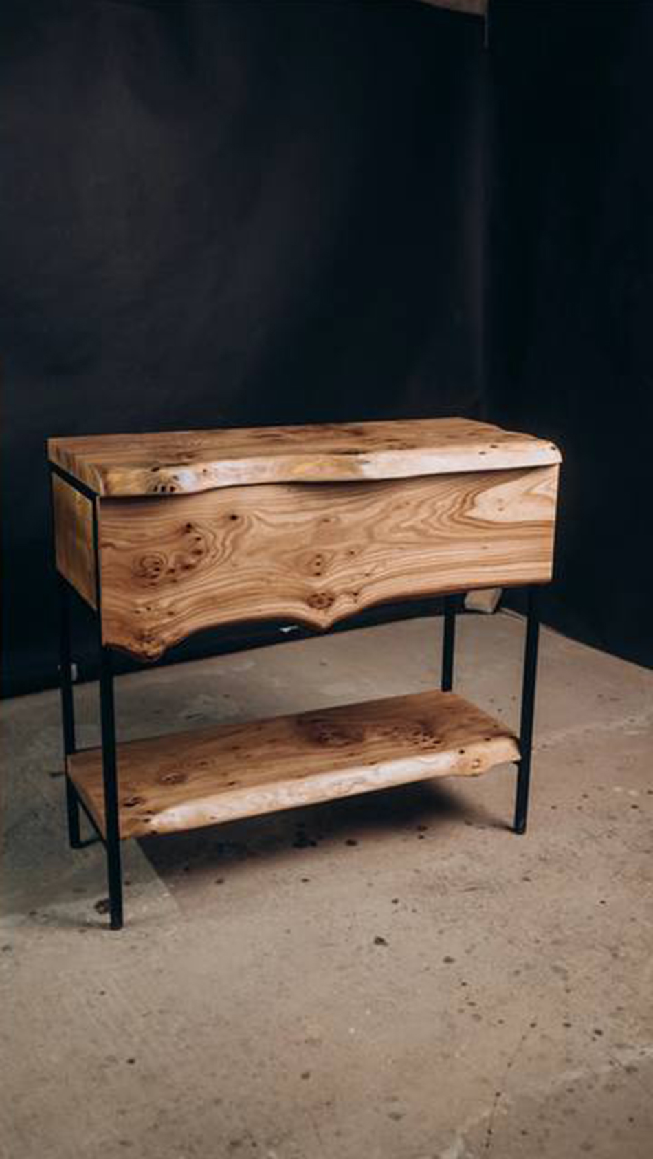 Тумба из азиатского карагача с ящиком и зеркалом