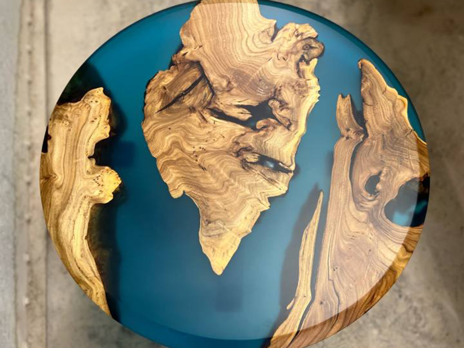 Журнальный столик из слэба карагача со смолой