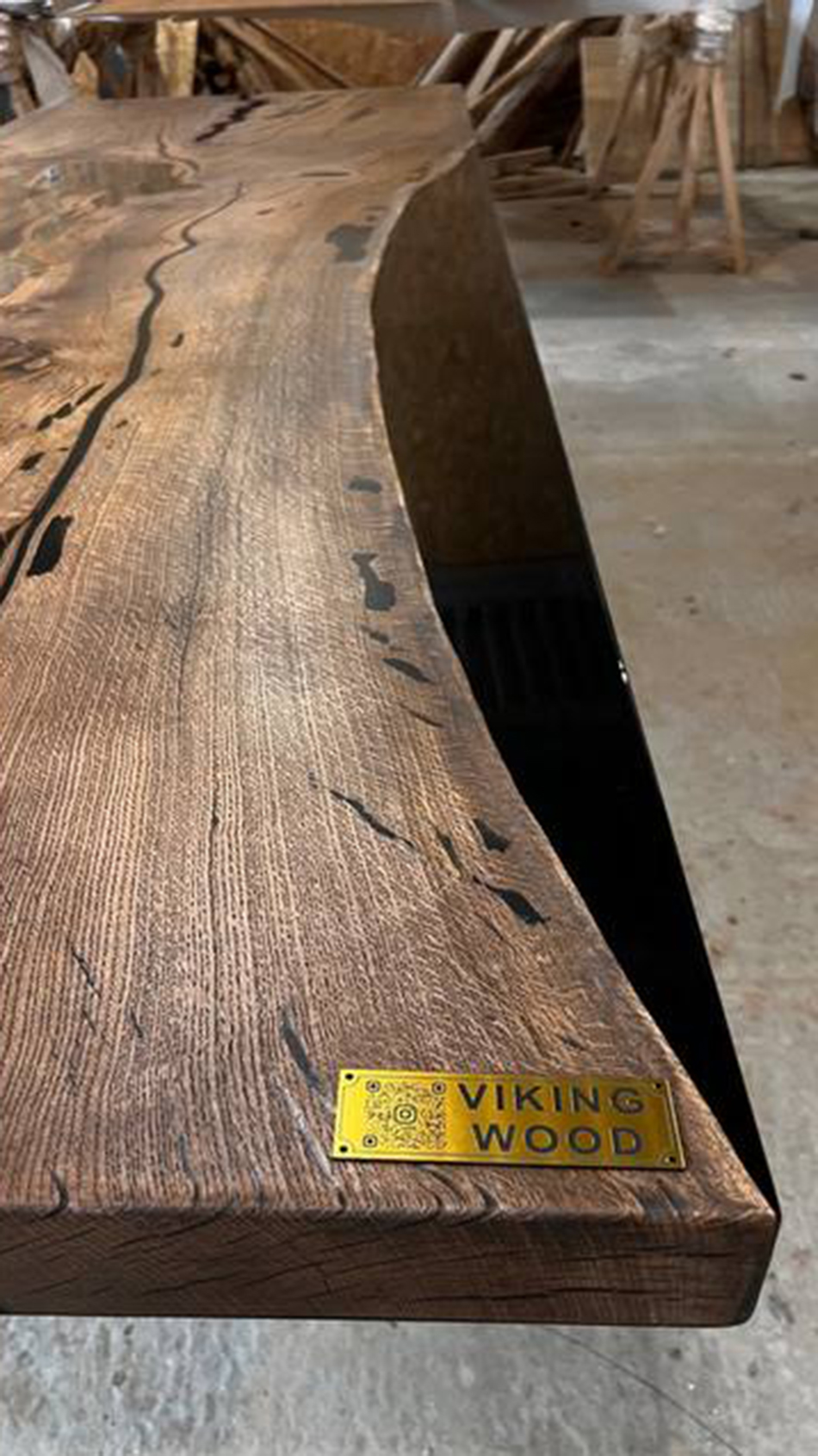 Стол из 200-летнего дуба со смолой по краям