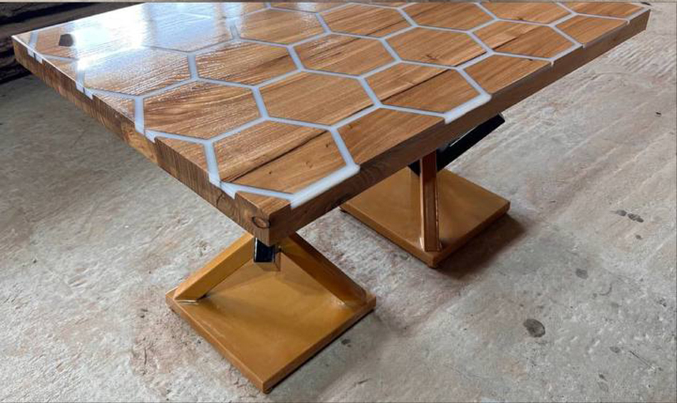 Большой стол с фирменным дизайном 3