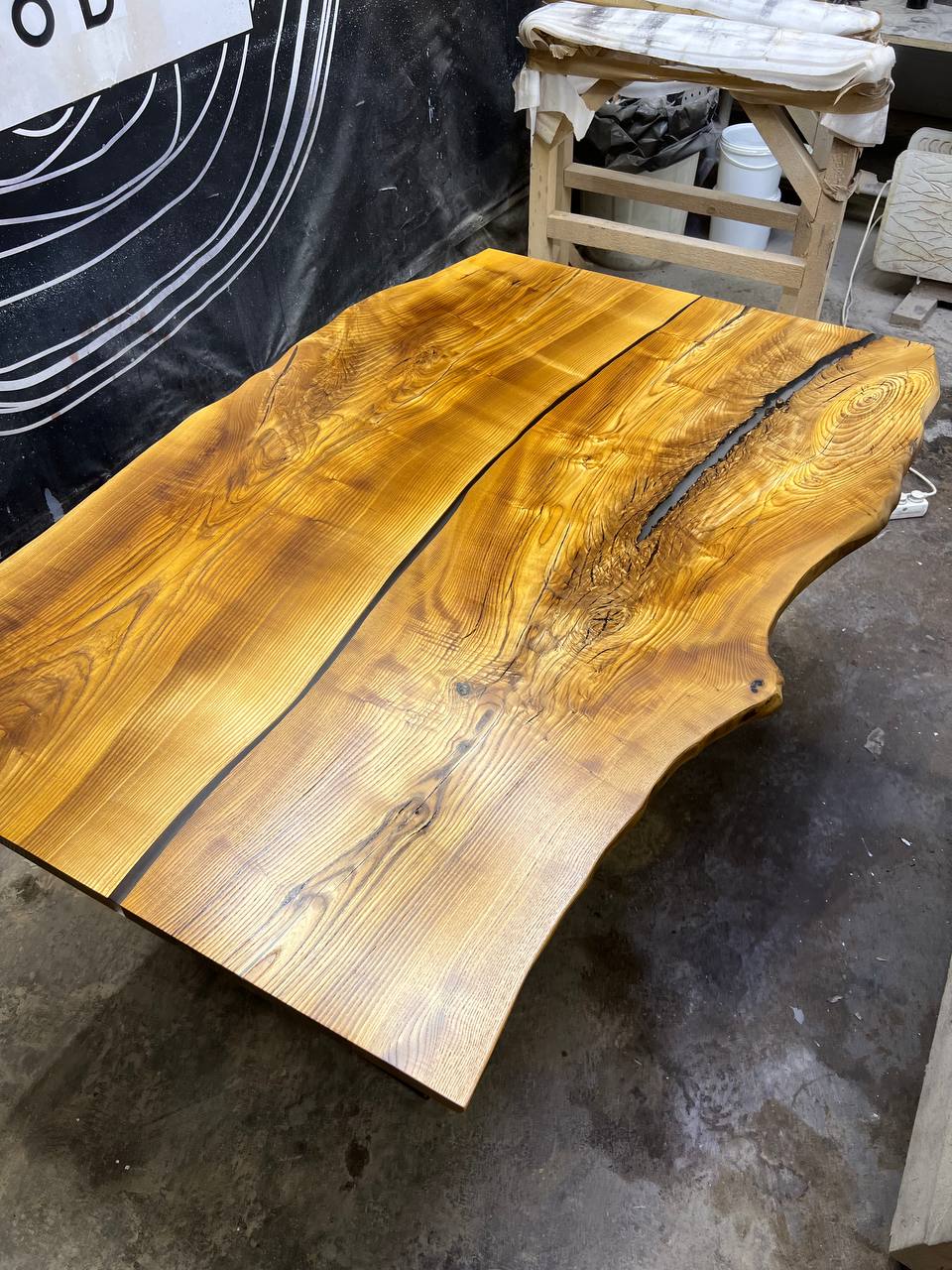 Обеденный стол из слэба ясеня