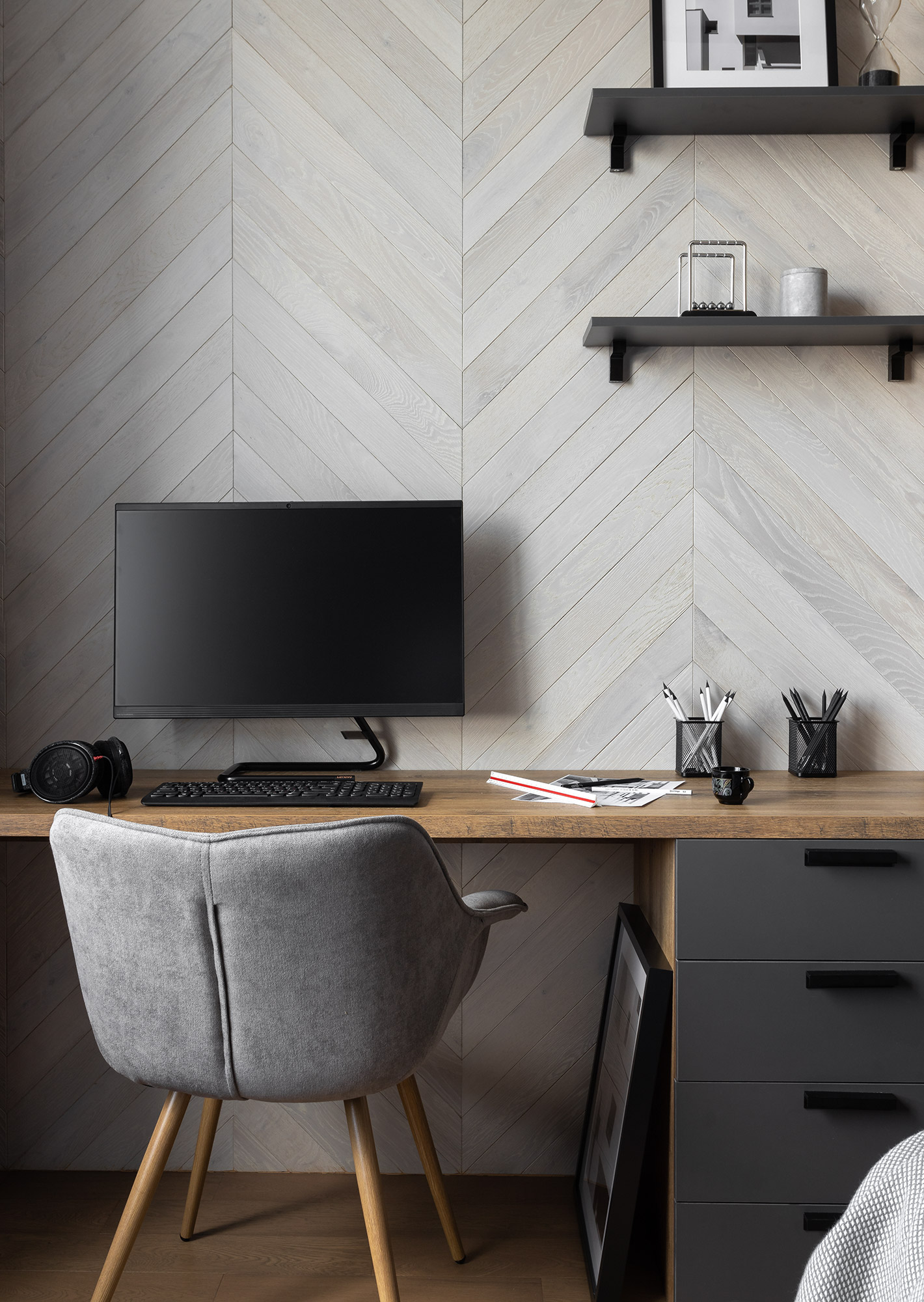 Комплект: письменный стол + шкафы с открытыми полками