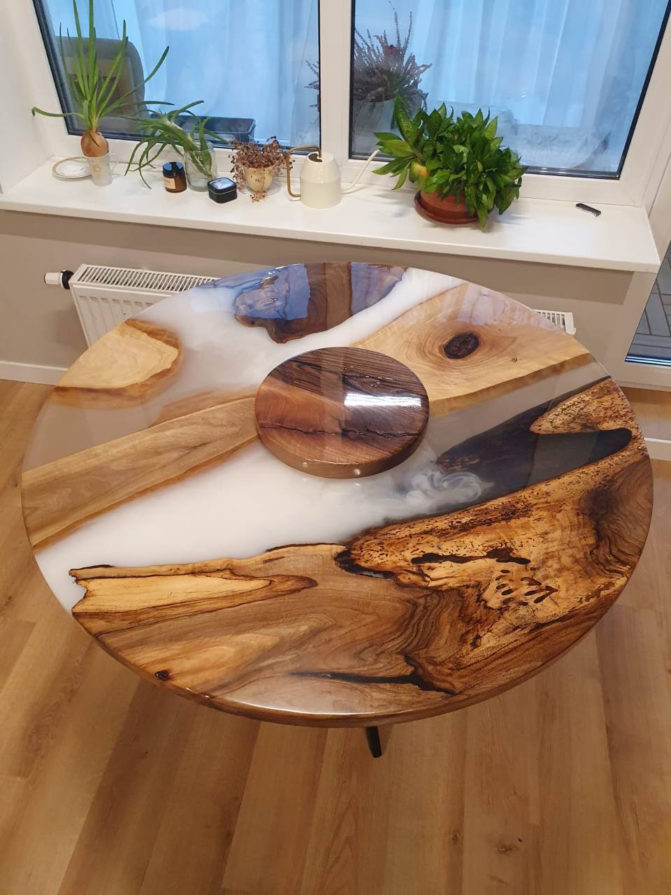 Столешница из ореха со смолой с эффектом белого дыма, покрытие глянцевый лак 2