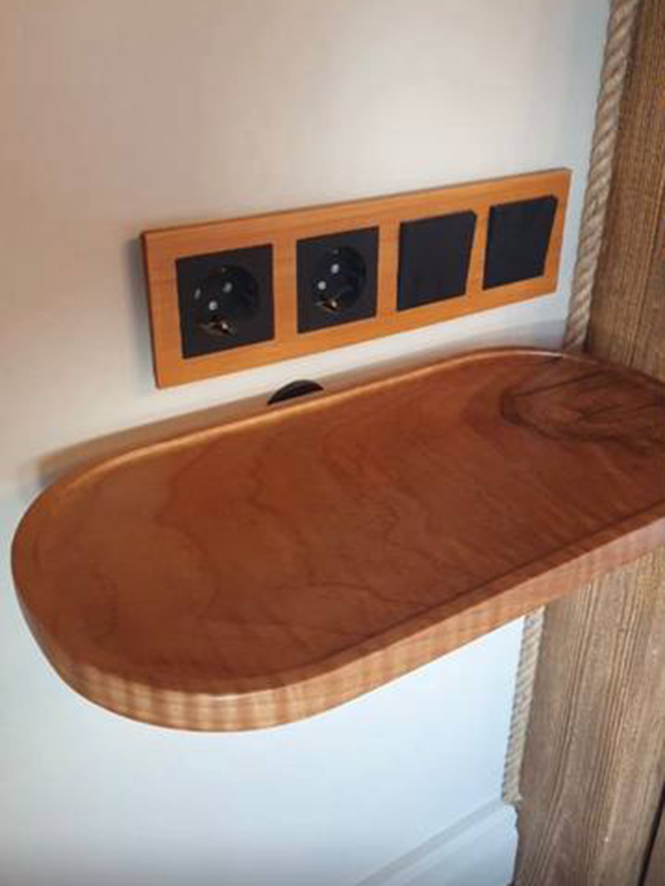 Небольшая полка из грецкого ореха 2