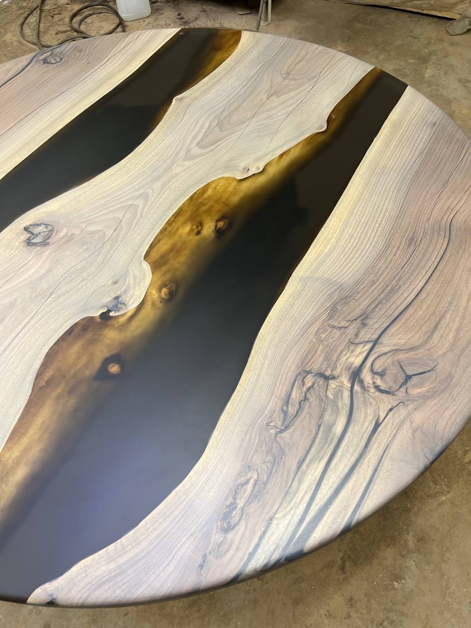 Комплект столов «Семейка» из массива грецкого ореха и полимера 4