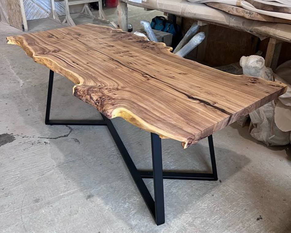 Стол из азиатского карагача с живыми краями 3
