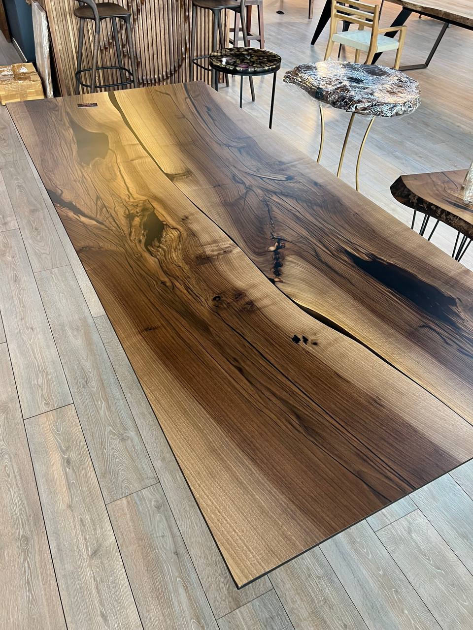 Стол из грецкого ореха с полимерной вставкой 4