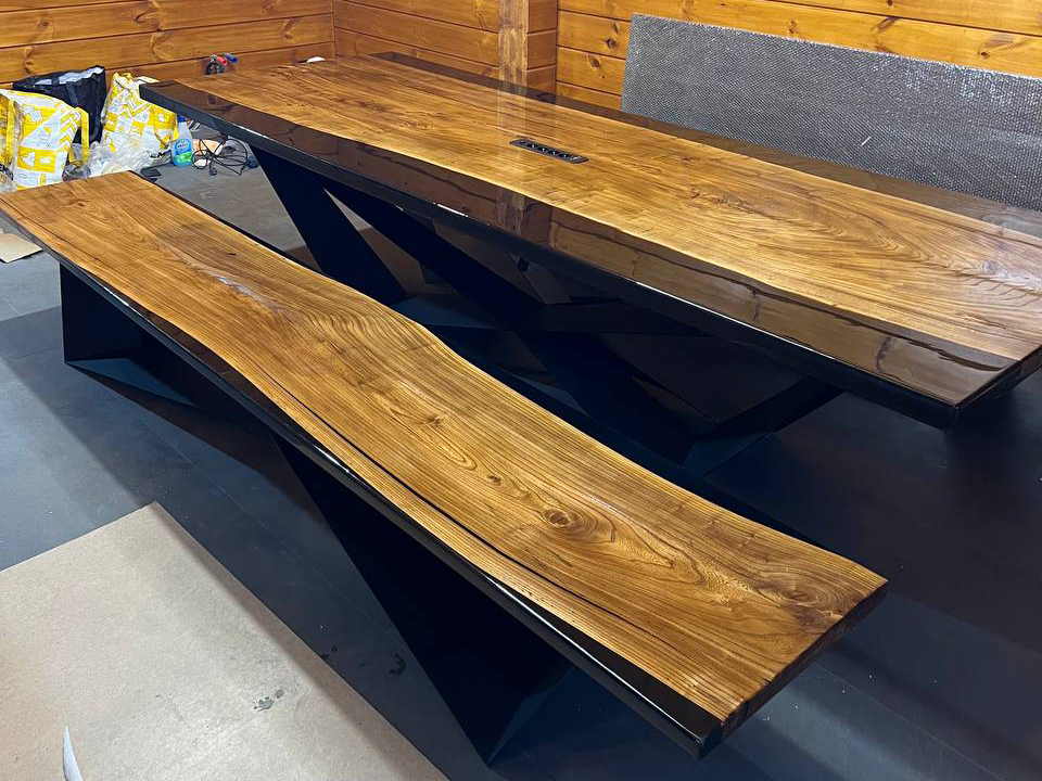 Стол и скамьи из карагача с черным полимером 2