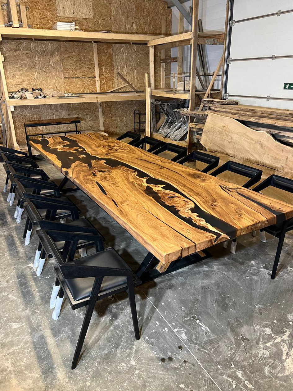 Комплект: большой стол из массива карагача + стулья из массива дуба