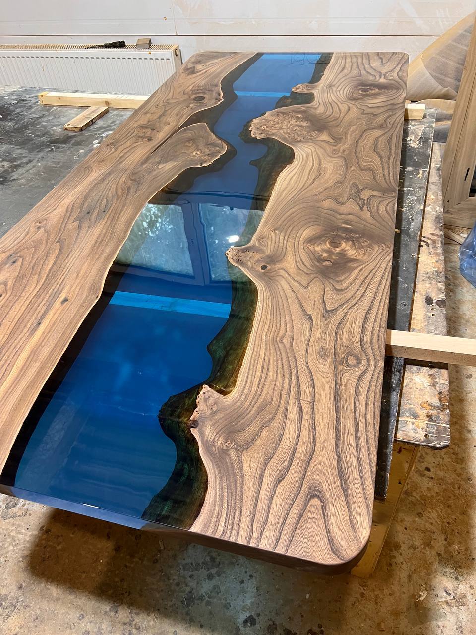 Столешница из массива со смолой 2