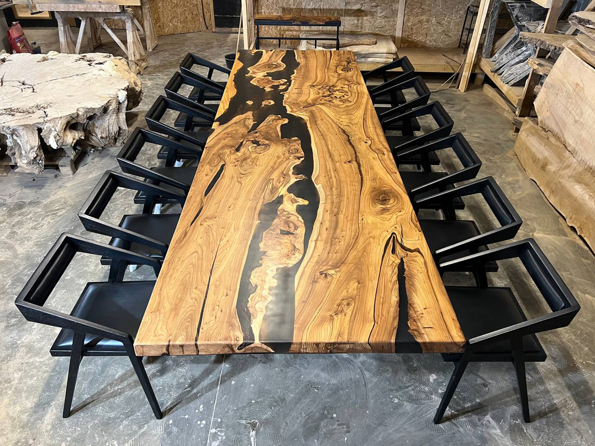 Комплект: большой стол из массива карагача + стулья из массива дуба