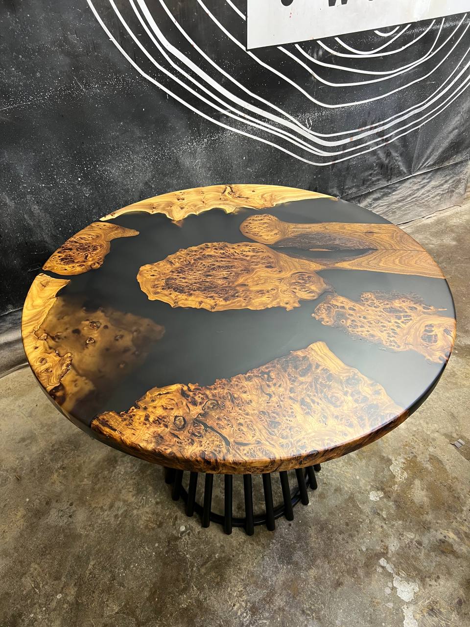 Журнальный столик из капового азиатского карагача со смолой