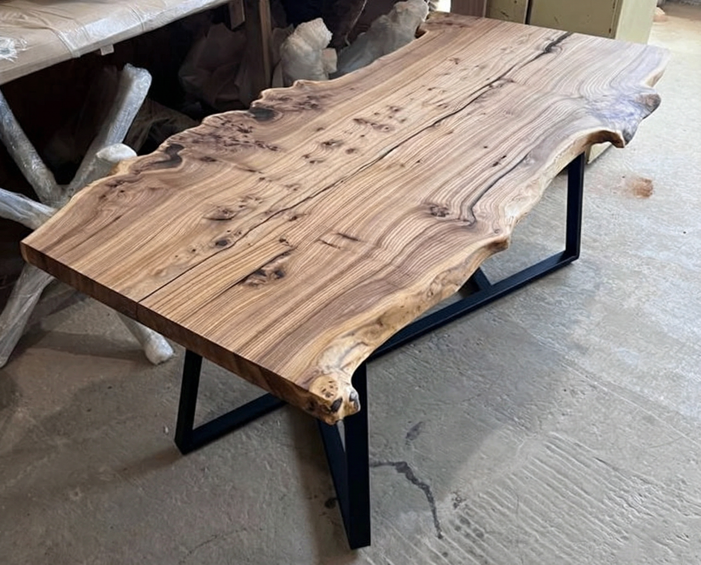 Стол из азиатского карагача с живыми краями 2